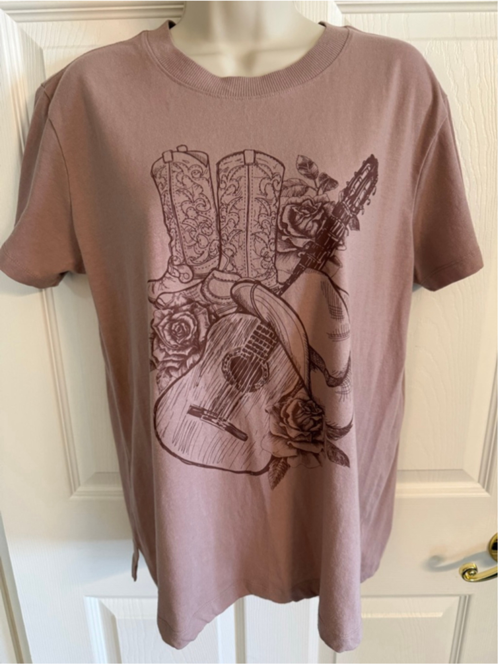 Maurices mauve country graphic tee cowboy boots guitar roses M Coastal Cowgirl